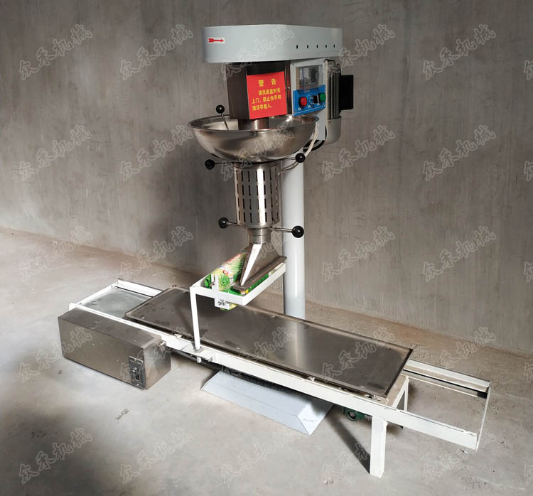 立式搟面皮機加裝面皮折疊機生產(chǎn)搟面皮