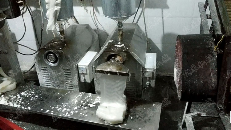 100型高速臥式搟面皮機視頻生產(chǎn)的岐山手工搟面皮