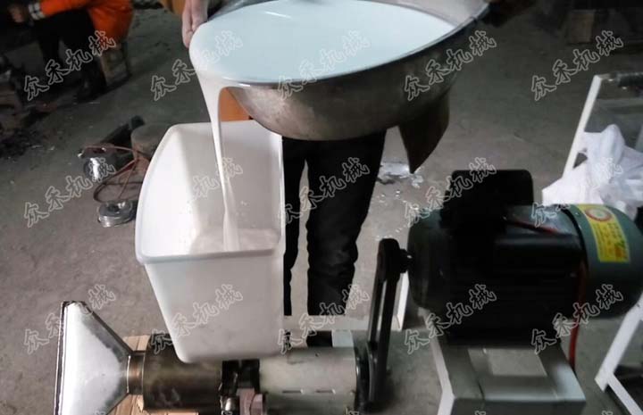 眾禾臥式搟面皮機(jī)操作方法倒入面漿