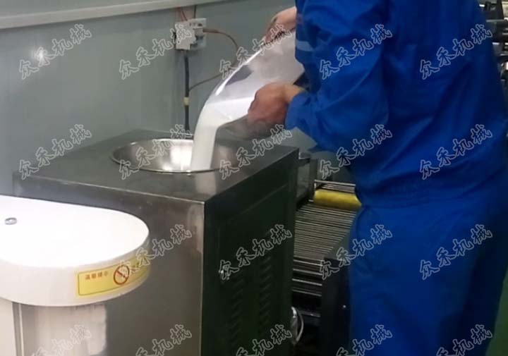 多功能面皮機安裝和使用方法加入面漿