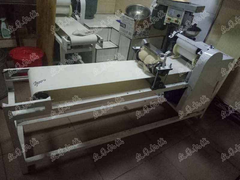 新疆用戶訂做的仿手工搟面皮機(jī)