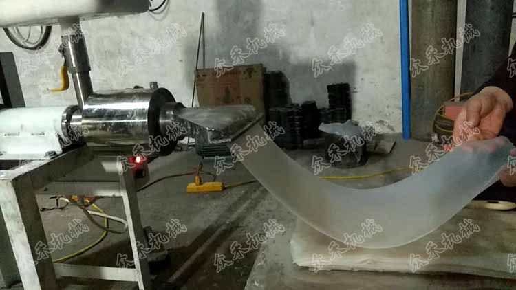 50型臥式搟面皮機視頻加工搟面皮方法